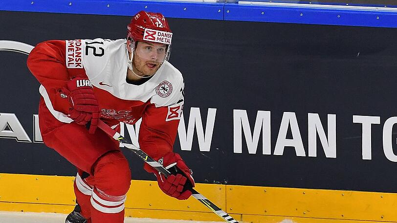 Mads Christensen trifft auf seine EHC-Teamkollegen.