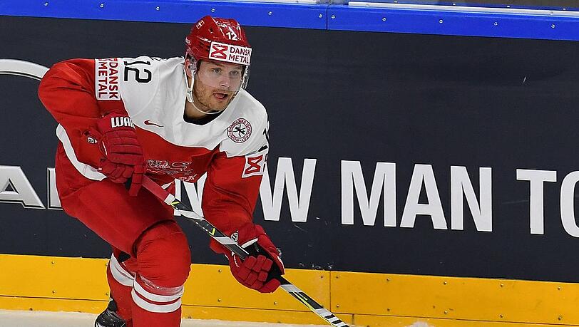 Mads Christensen trifft auf seine EHC-Teamkollegen. Mads Christensen trifft auf seine EHC-Teamkollegen.