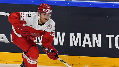 Mads Christensen trifft auf seine EHC-Teamkollegen.