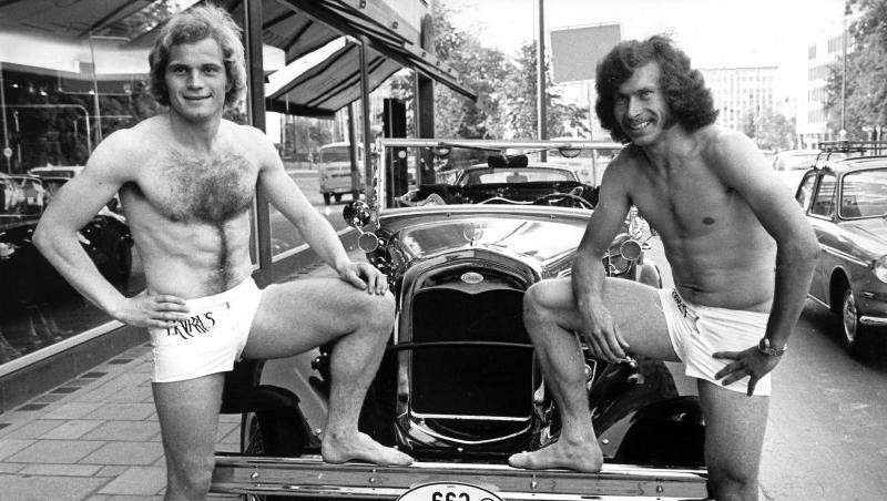 In Badehosen: Uli Hoeneß und Paul Breitner im Jahr 1973 vor einem Oldtimer.