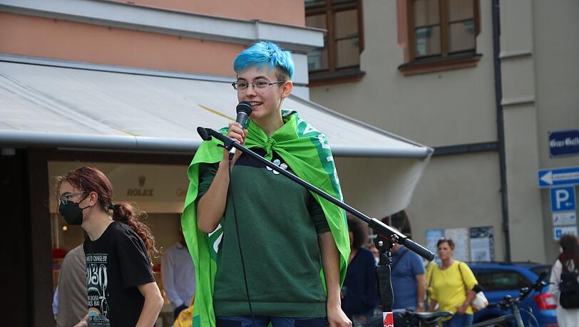 Sarah Schöps zeigt sich glücklich über die vielen Teilnehmer an der Demonstration in Landshut. Sarah Schöps zeigt sich glücklich über die vielen Teilnehmer an der Demonstration in Landshut.