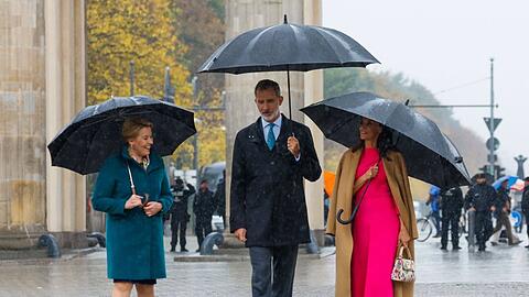 Bürgermeisterin Franziska Giffey (li.) unterhielt sich mit König Felipe VI. und Königin Letizia.