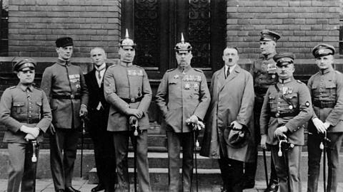 Die Angeklagten im Hitler-Ludendorff-Prozess stellen sich nach dem Urteil vom 1. April 1924 stolz dem Fotografen: in der Mitte Erich Ludendorff, im Ersten Weltkrieg Chef der Obersten Heeresleitung. Rechts von ihm Adolf Hitler, 2.v.r. Ernst Röhm, 3.v.l. Wilhelm Frick.