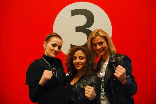 Frauenpower hoch drei bei der Abendzeitung: Die Boxweltmeisterinnen (von links) Ina Menzer, Susi Kentikian und Alesia Graf zu Gast bei der AZ.