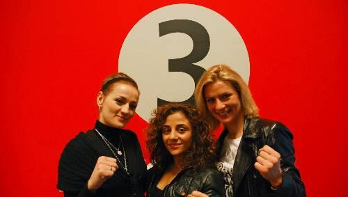 Frauenpower hoch drei bei der Abendzeitung: Die Boxweltmeisterinnen (von links) Ina Menzer, Susi Kentikian und Alesia Graf zu Gast bei der AZ. Frauenpower hoch drei bei der Abendzeitung: Die Boxweltmeisterinnen (von links) Ina Menzer, Susi Kentikian und Alesia Graf zu Gast bei der AZ.