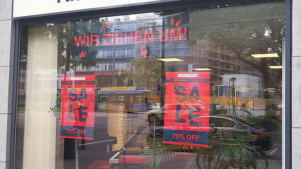 Plakate in den Schaufenstern informierten über den Umzug. Plakate in den Schaufenstern informierten über den Umzug.