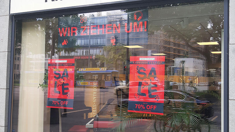 Plakate in den Schaufenstern informierten über den Umzug. Plakate in den Schaufenstern informierten über den Umzug.