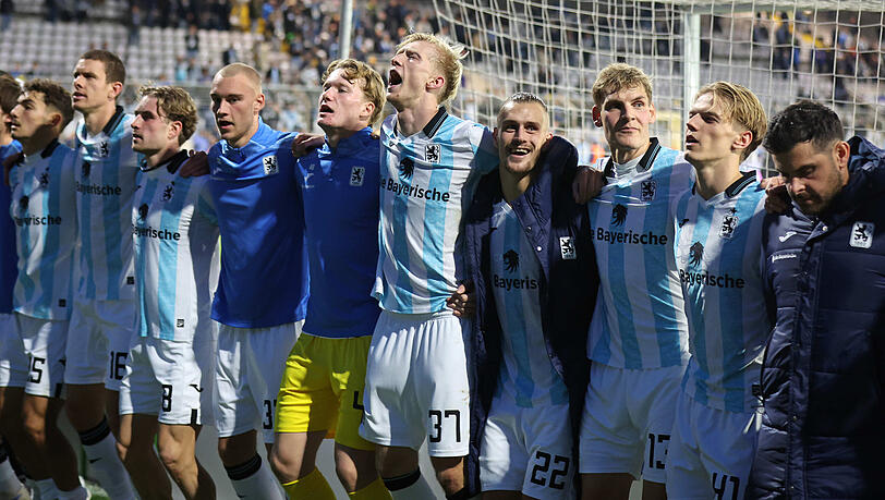 Die Löwen lassen sich nach dem 3:1-Sieg gegen Duisburg feiern.