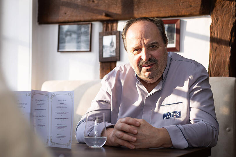 Johann Lafer liebt die Vorweihnachtszeit, sie ist aber auch stressig. Zumindest was die Geschenke für die Geschäftspartner angeht, hat er dieses Jahr einen "Trick" angewandt. Johann Lafer liebt die Vorweihnachtszeit, sie ist aber auch stressig. Zumindest was die Geschenke für die Geschäftspartner angeht, hat er dieses Jahr einen "Trick" angewandt.