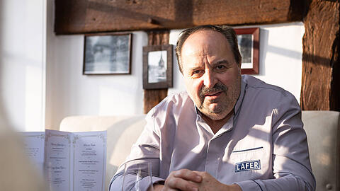 Johann Lafer liebt die Vorweihnachtszeit, sie ist aber auch stressig. Zumindest was die Geschenke für die Geschäftspartner angeht, hat er dieses Jahr einen "Trick" angewandt.