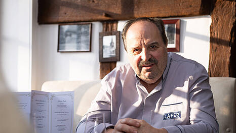 Johann Lafer liebt die Vorweihnachtszeit, sie ist aber auch stressig. Zumindest was die Geschenke für die Geschäftspartner angeht, hat er dieses Jahr einen "Trick" angewandt.