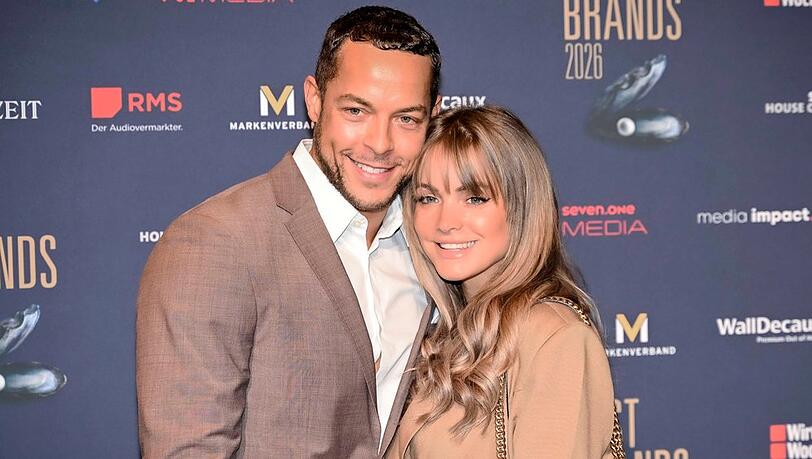 Andrej Mangold und seine Verlobte Annika Jung.
