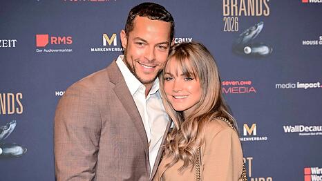 Andrej Mangold und seine Verlobte Annika Jung.