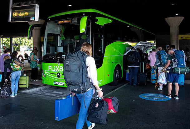 Reisende stehen am Busbahnhof (ZOB) in München an einem Flixbus. Das Unternehmen drückt die Kosten durch möglichst ausgelastete Busse. Reisende stehen am Busbahnhof (ZOB) in München an einem Flixbus. Das Unternehmen drückt die Kosten durch möglichst ausgelastete Busse.