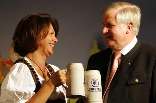 Gemeinsam stoßen sie heute beim Oktoberfest in Berlin wieder an: Verbraucherministerin Ilse Aigner und Gastgeber Horst Seehofer