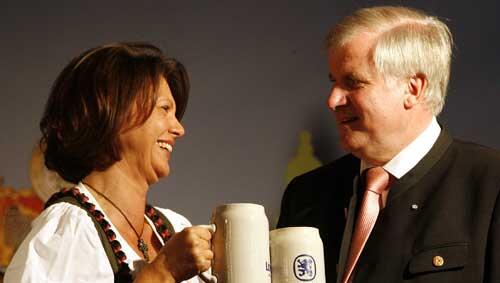 Gemeinsam stoßen sie heute beim Oktoberfest in Berlin wieder an: Verbraucherministerin Ilse Aigner und Gastgeber Horst Seehofer Gemeinsam stoßen sie heute beim Oktoberfest in Berlin wieder an: Verbraucherministerin Ilse Aigner und Gastgeber Horst Seehofer