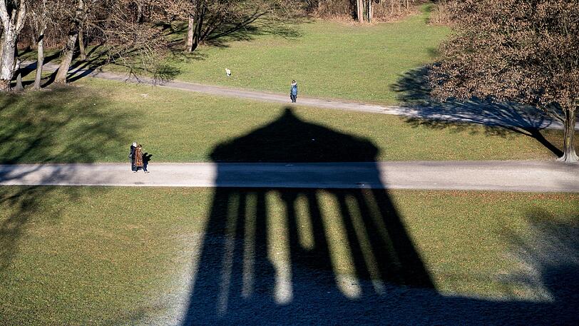 Wenn die Sonne sich wieder blicken lässt in München, wirft der Monopteros im Englischen Garten seinen Schatten auf die Spaziergänger. (Archivbild)