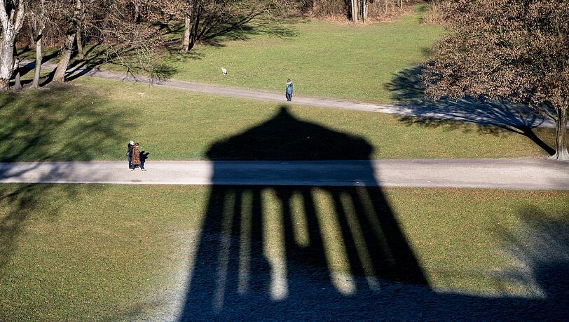 Wenn die Sonne sich wieder blicken lässt in München, wirft der Monopteros im Englischen Garten seinen Schatten auf die Spaziergänger. (Archivbild) Wenn die Sonne sich wieder blicken lässt in München, wirft der Monopteros im Englischen Garten seinen Schatten auf die Spaziergänger. (Archivbild)