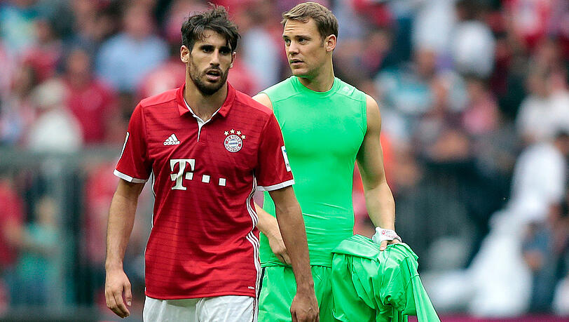 Manuel Neuer (rechts) und Javi Martínez sind beim Benefizkick des FC Bayern in Offenbach dabei. Manuel Neuer (rechts) und Javi Martínez sind beim Benefizkick des FC Bayern in Offenbach dabei.