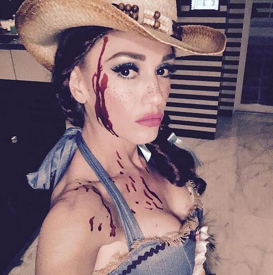 Angeschossenes Cowgirl: Sieht so aus, als hätte Popstar Gwen Stefanie ihr Shootout verloren.