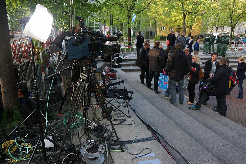 Großer Medienandrang vor dem Justizzentrum an der Nymphenburger Straße. Reporter und Kamerateams aus aller Welt verfolgen den Auftakt des NSU-Prozesses.