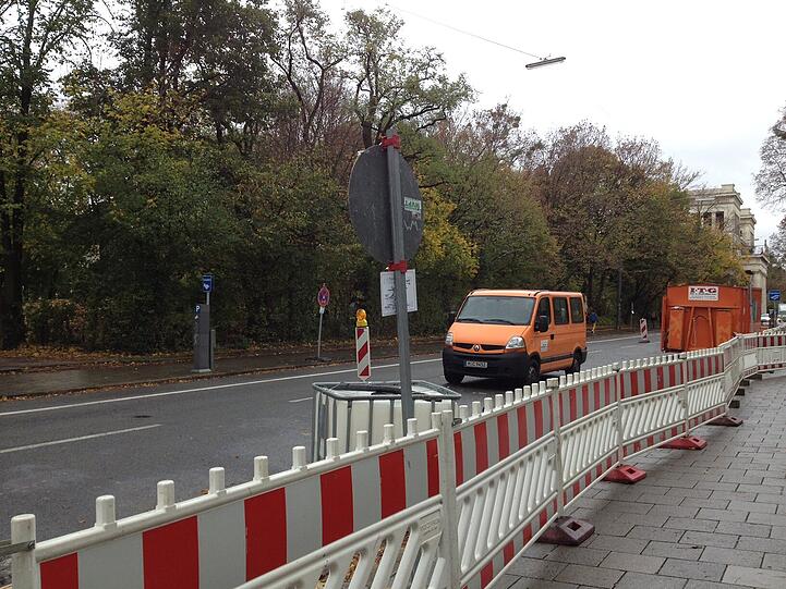 Von weitem sieht die Baustelle zwischen Gabelsbergerstraße und Königsplatz ganz gewöhnlich aus.