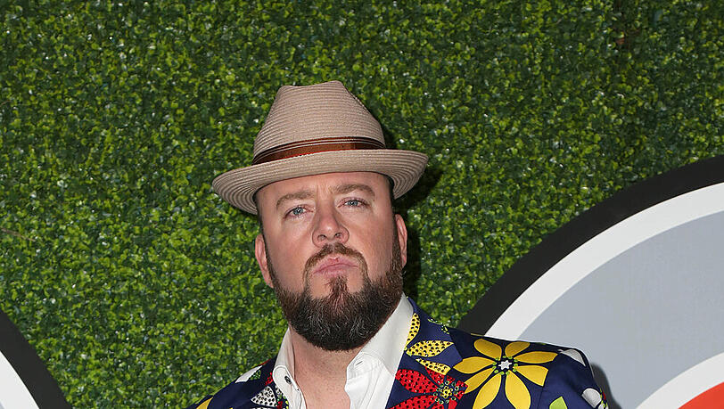 Schauspieler Chris Sullivan begrüßt seinen Sohn Bear Schauspieler Chris Sullivan begrüßt seinen Sohn Bear