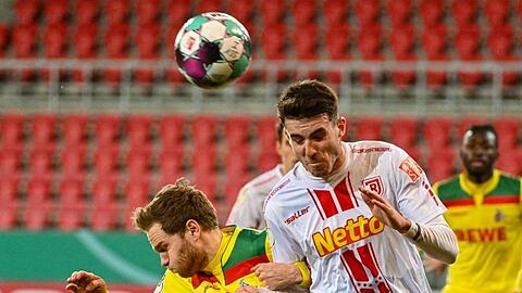Benno Schmitz vom 1. FC Köln (l) und Kaan Caliskaner von Jahn Regensburg beim Kopfballduell.