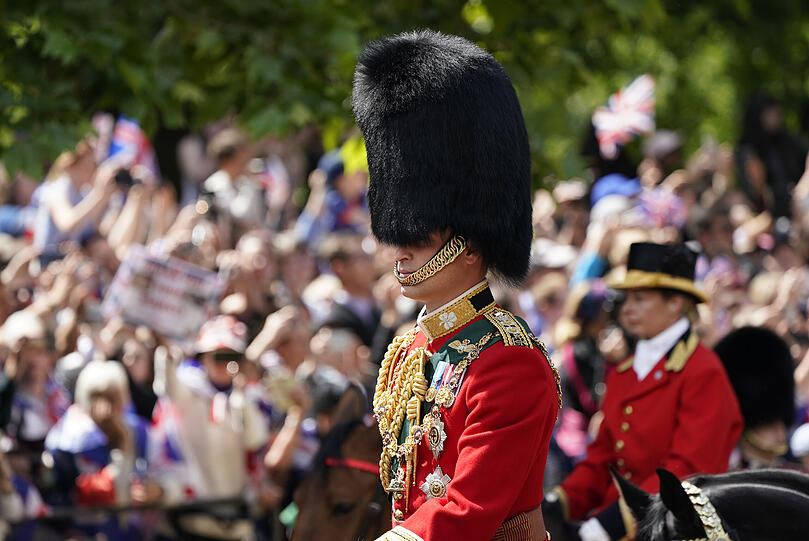 Prinz William nimmt an der königlichen Prozession teil.