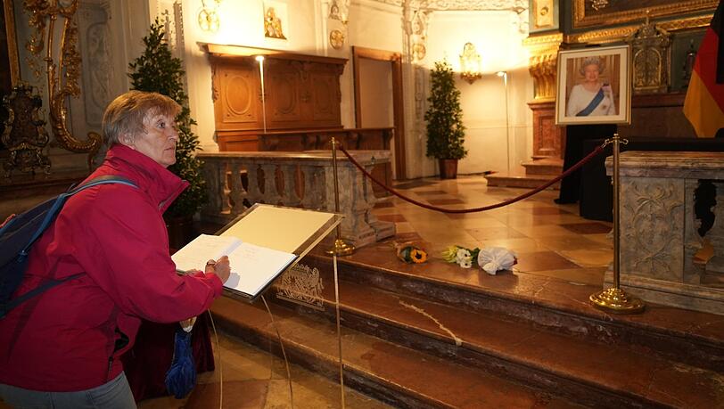 Die Schwabingerin Gabriele Wagner trägt sich ins Kondolenzbuch in der Hofkapelle der Residenz ein. Die Schwabingerin Gabriele Wagner trägt sich ins Kondolenzbuch in der Hofkapelle der Residenz ein.