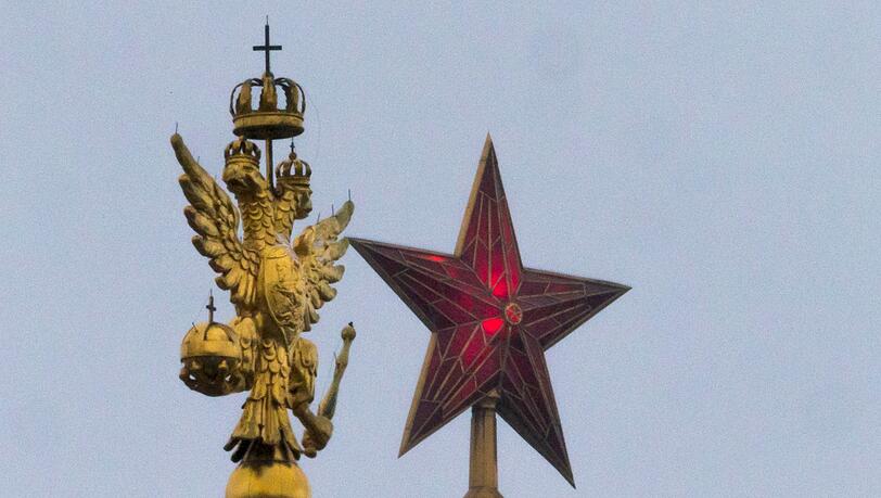 Ein roter Stern am Roten Platz in Moskau an der Spitze eines der Türme des Moskauer Kremls