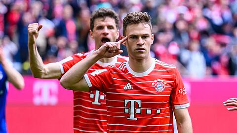 Münchens Joshua Kimmich jubelt nach seinem Tor zum 2:0 mit Münchens Thomas Müller (l).