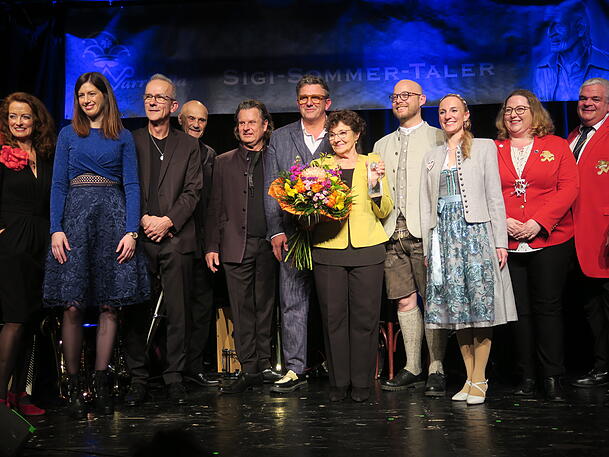 Schlussapplaus: (v.l.) Sängerin Julia von Miller, Kabarettistin Claudia Pichler, Reinhold Hofmann und Mitglieder der Haindling Band, Laudator Hans Sigl, Preisträgerin Monika Baumgärtner, das neue Münchner Faschingsprinzenpaar und die Narrhalla-Vorstände Janina Homann und Günther Grauer. Schlussapplaus: (v.l.) Sängerin Julia von Miller, Kabarettistin Claudia Pichler, Reinhold Hofmann und Mitglieder der Haindling Band, Laudator Hans Sigl, Preisträgerin Monika Baumgärtner, das neue Münchner Faschingsprinzenpaar und die Narrhalla-Vorstände Janina Homann und Günther Grauer.