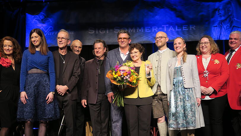 Schlussapplaus: (v.l.) Sängerin Julia von Miller, Kabarettistin Claudia Pichler, Reinhold Hofmann und Mitglieder der Haindling Band, Laudator Hans Sigl, Preisträgerin Monika Baumgärtner, das neue Münchner Faschingsprinzenpaar und die Narrhalla-Vorstände Janina Homann und Günther Grauer. Schlussapplaus: (v.l.) Sängerin Julia von Miller, Kabarettistin Claudia Pichler, Reinhold Hofmann und Mitglieder der Haindling Band, Laudator Hans Sigl, Preisträgerin Monika Baumgärtner, das neue Münchner Faschingsprinzenpaar und die Narrhalla-Vorstände Janina Homann und Günther Grauer.