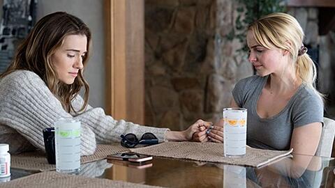 Morgan (Allison Williams, l.) und ihre Tochter Clara (Mckenna Grace) müssen einen schweren Verlust verkraften.