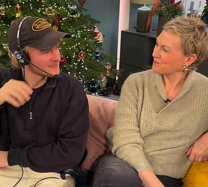 Ole Heinrichs arbeitet mit seiner berühmten Mutter Karen und ihrem Kollege Matthias Killing an einem Podcast. Ole Heinrichs arbeitet mit seiner berühmten Mutter Karen und ihrem Kollege Matthias Killing an einem Podcast.