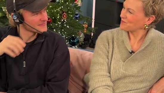 Ole Heinrichs arbeitet mit seiner ber&uuml;hmten Mutter Karen und ihrem Kollege Matthias Killing an einem Podcast.