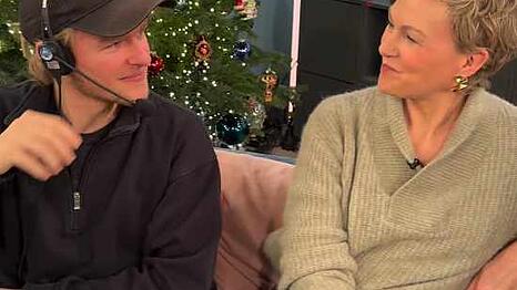 Ole Heinrichs arbeitet mit seiner ber&uuml;hmten Mutter Karen und ihrem Kollege Matthias Killing an einem Podcast.