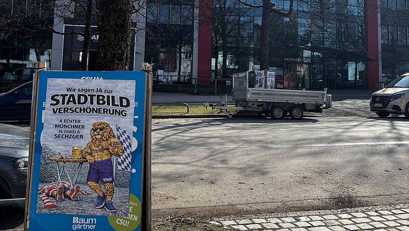 Ein L&ouml;wen-Wahlplakat &ndash; direkt vor der Bayern-Gesch&auml;ftsstelle an der S&auml;bener Stra&szlig;e.