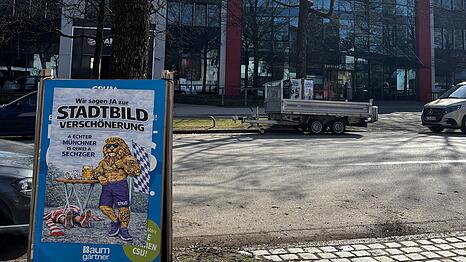 Ein L&ouml;wen-Wahlplakat &ndash; direkt vor der Bayern-Gesch&auml;ftsstelle an der S&auml;bener Stra&szlig;e.