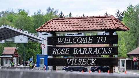 "Welcome to Rose Barracks Vilseck", steht am Eingang zum US-Standort in der Oberpfalz. Das US-Verteidigungsministerium hatte angekündigt, rund 5.000 der etwa 39.000 in Deutschland stationierten US-Soldaten abzuziehen. "Welcome to Rose Barracks Vilseck", steht am Eingang zum US-Standort in der Oberpfalz. Das US-Verteidigungsministerium hatte angekündigt, rund 5.000 der etwa 39.000 in Deutschland stationierten US-Soldaten abzuziehen.