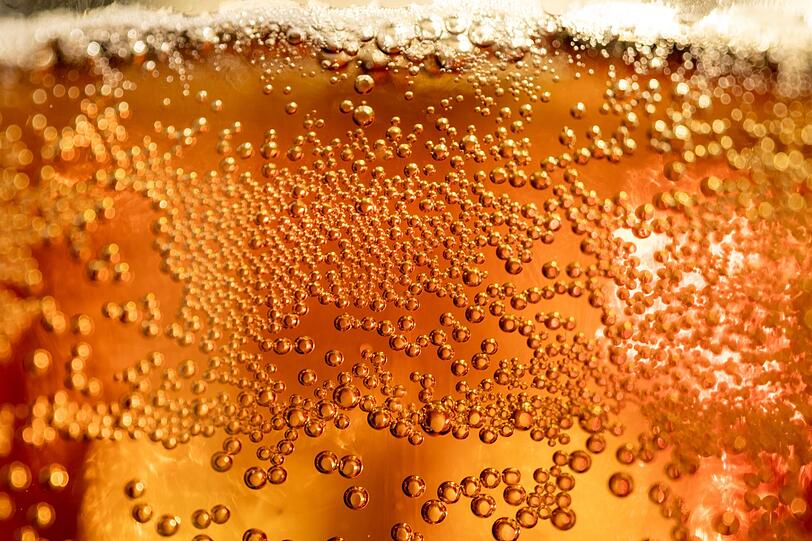Ob hell wie Gold oder dunkles Kastanienbraun - die Farbe des Bieres verrät bereits einiges über seinen Charakter. Dazu kommt die Schaumbildung, die Aroma und Kohlensäure im Bier konserviert und das Auge erfreut. Der Kohlensäuregehalt beeinflusst nicht nur die Spritzigkeit des Biers, sondern auch, wie leicht oder cremig es schmeckt. All das macht neben der Hefeart das Gesamterlebnis Bier aus. Ob hell wie Gold oder dunkles Kastanienbraun - die Farbe des Bieres verrät bereits einiges über seinen Charakter. Dazu kommt die Schaumbildung, die Aroma und Kohlensäure im Bier konserviert und das Auge erfreut. Der Kohlensäuregehalt beeinflusst nicht nur die Spritzigkeit des Biers, sondern auch, wie leicht oder cremig es schmeckt. All das macht neben der Hefeart das Gesamterlebnis Bier aus.