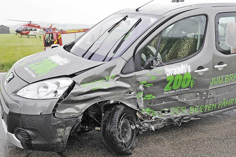 Bei dem Wagen wurde das linke Vorderrad abgerissen: Ein Rentner hatte nicht bemerkt, dass der Vordermann in die Eisen steigt. Beim Ausweichen rast der Mann in den Gegenverkehr.
