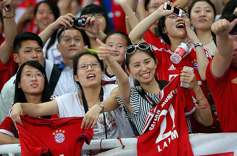 Auch beim ersten Trainining in Shanghai wurden die Bayern-Stars begeistert in Empfang genommen.
