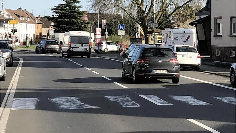 Gleich an zwei Stellen hatten der oder die Täter am Samstagabend die weißen Streifen auf die Straße gepinselt.