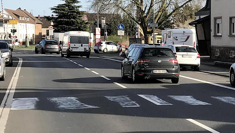 Gleich an zwei Stellen hatten der oder die Täter am Samstagabend die weißen Streifen auf die Straße gepinselt. Gleich an zwei Stellen hatten der oder die Täter am Samstagabend die weißen Streifen auf die Straße gepinselt.