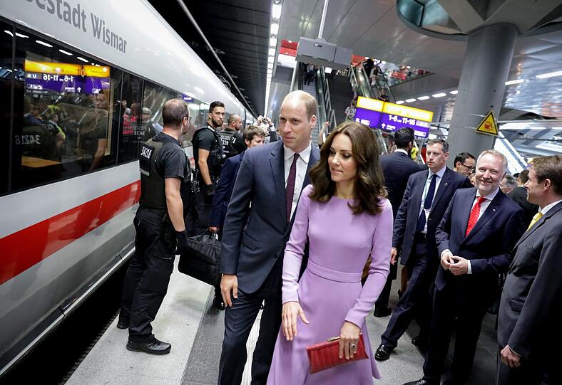 William und Kate Herzogin Kate reisen mit dem Zug nach Hamburg. Die Hansestadt ist der Abschluss ihres dreitägigen Deutschlandbesuchs.