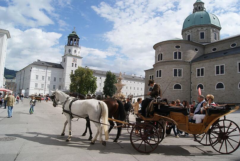 Fiaker auf dem Residenzplatz vorm Dom in der Salzburger Altstadt.