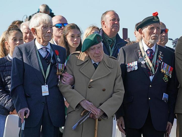Veteranen nehmen an der Einweihung der Gedenkstätte British Normandy Memorial Site teil.