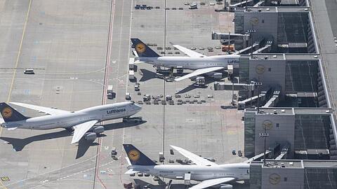 Bislang mit steuerfreiem Kerosin unterwegs: Lufthansa-Jets an Terminal 1 des Flughafens Frankfurt.